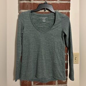 American Eagle Outfitters Heathered Green Long Sleeve V-Neck